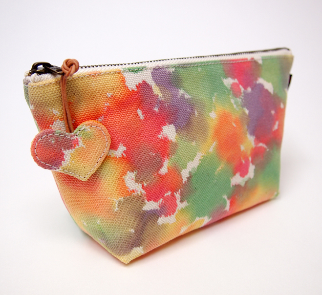 ハートチャーム付きファスナーポーチ