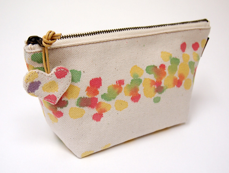 ハートチャーム付きファスナーポーチ