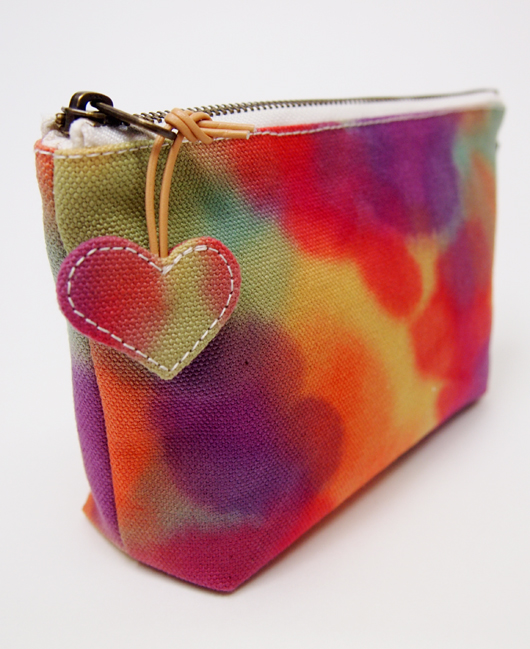 ハートチャーム付きファスナーポーチ