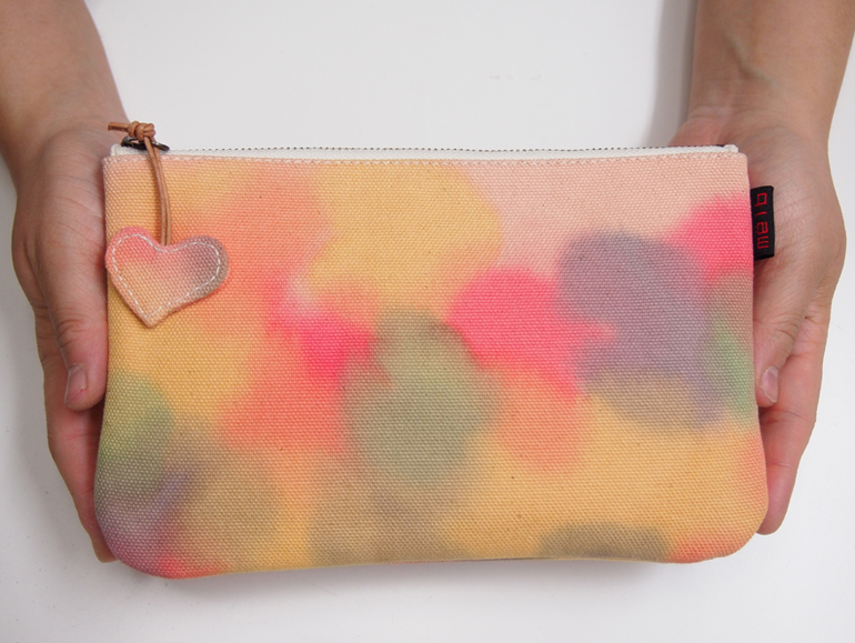 ハートチャーム付きファスナーポーチ